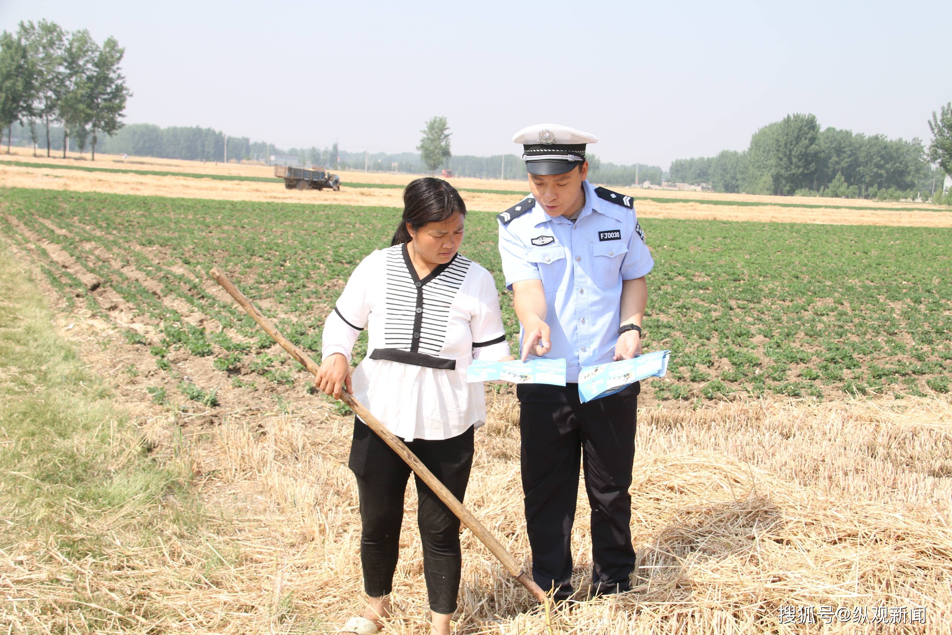 社旗公安:夏收时节"警"相随 田间地头护"农"忙
