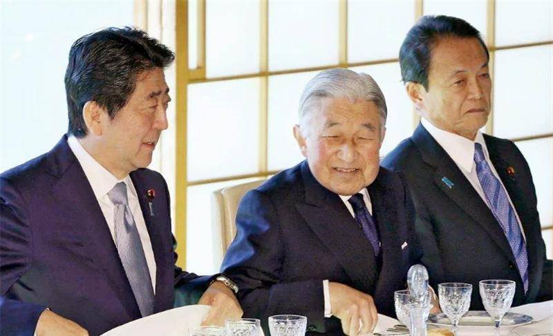 日本天皇首次访华,晚宴上一道菜被要求撤下,遭到中方拒绝!