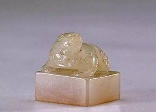 国玉玺后来入隋,传至唐,直到五代石敬塘攻破洛阳,后唐李从珂抱着最后