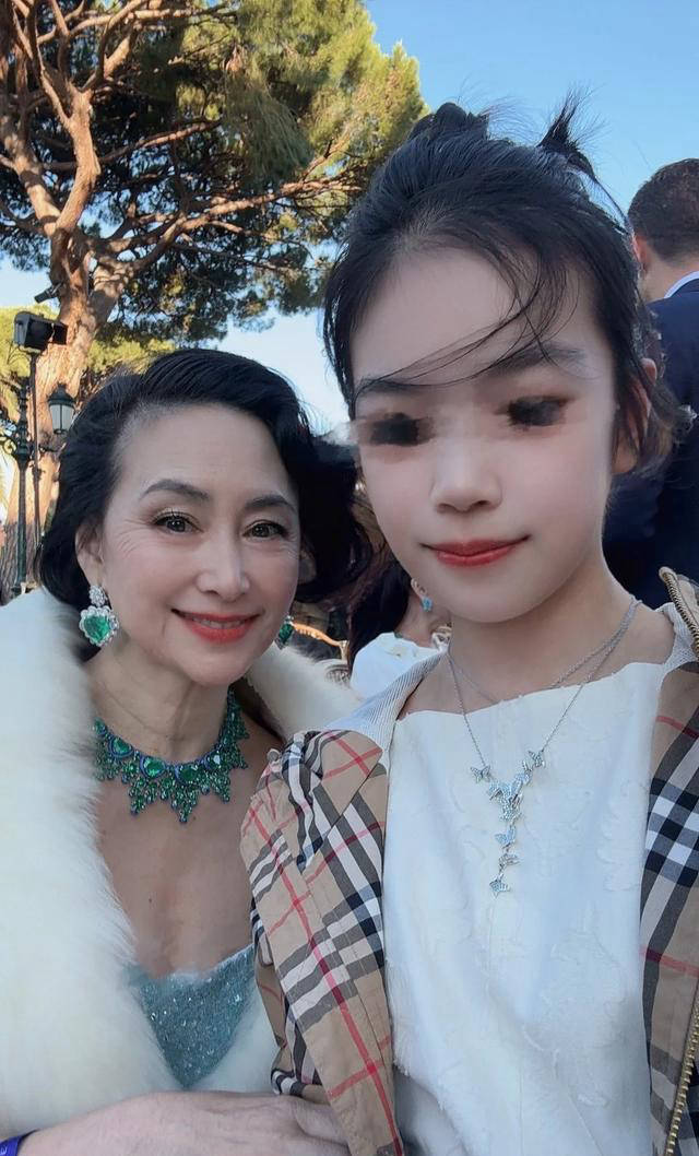 何超琼61岁出席萧邦晚宴 穿皮草戴千万珠宝轻松面对真实年龄