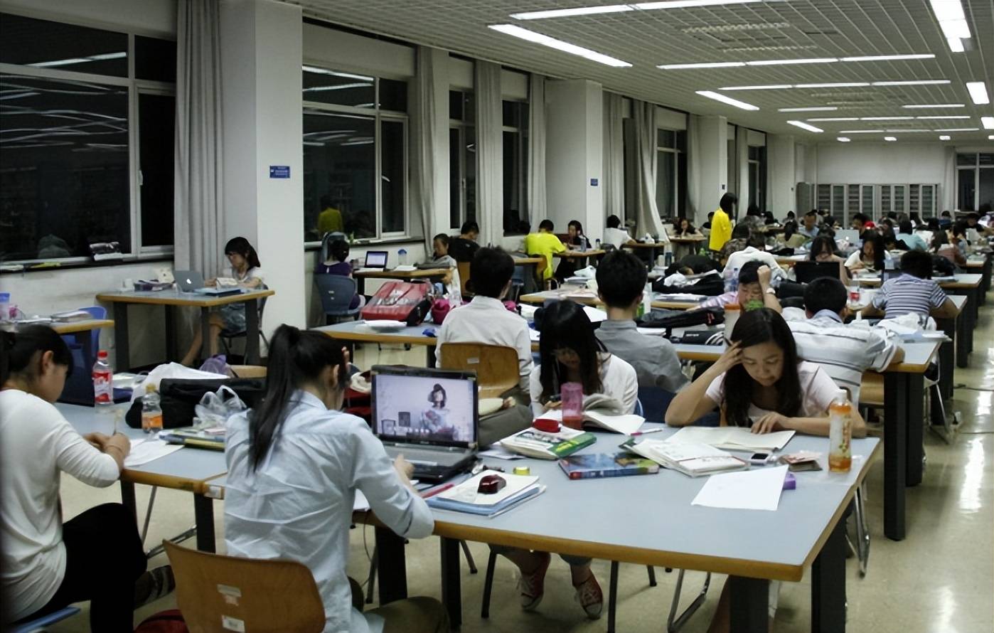 大学生活费父母一个月给多少合适?辅导员提醒家长,别被孩子骗了