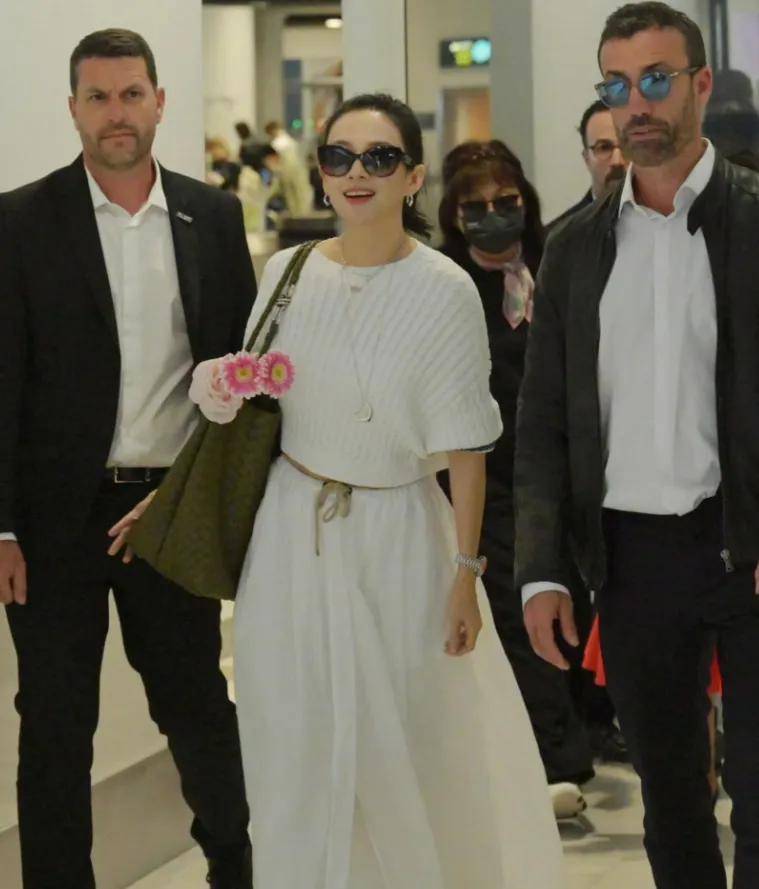 章子怡抵达戛纳场面风光!全身穿搭超10万,被指雇外国粉丝接机