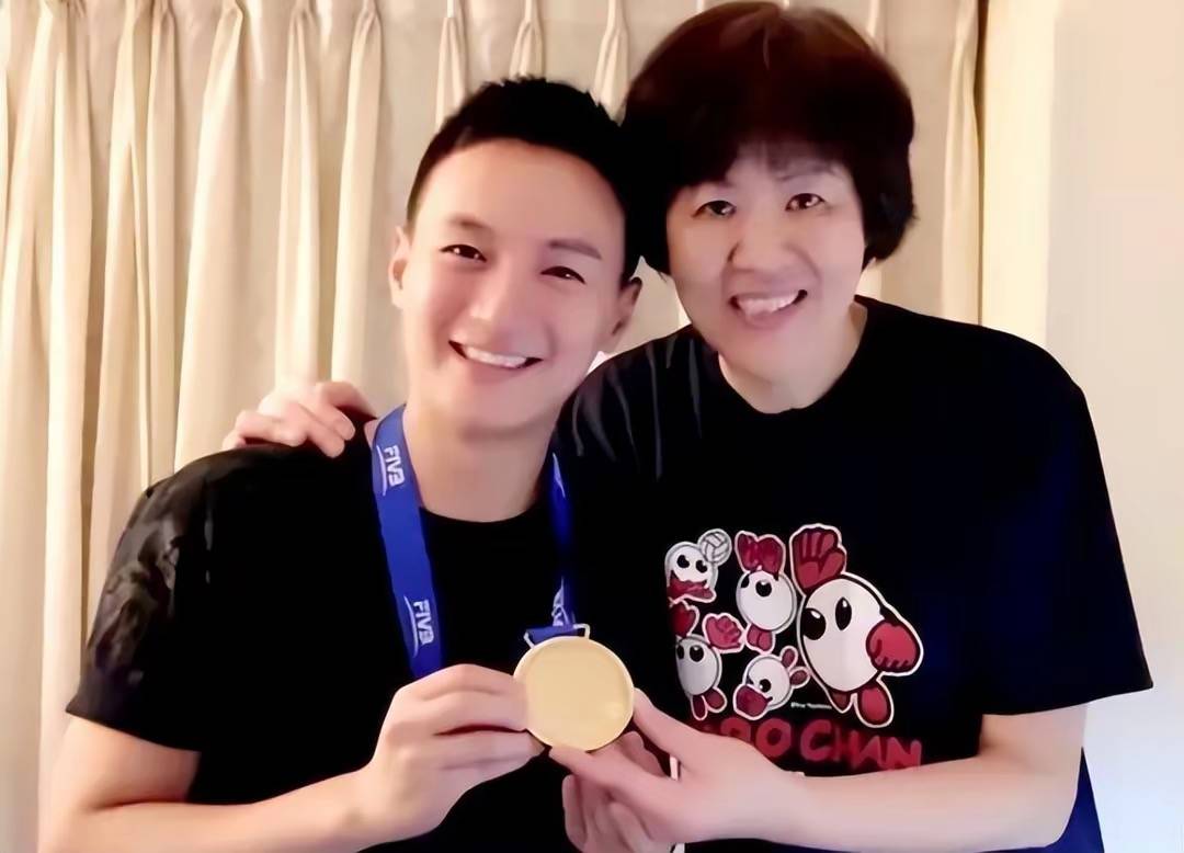 排坛噩耗!突发坠楼离世,年仅41岁,郎平朱婷悲痛,球迷难以置信