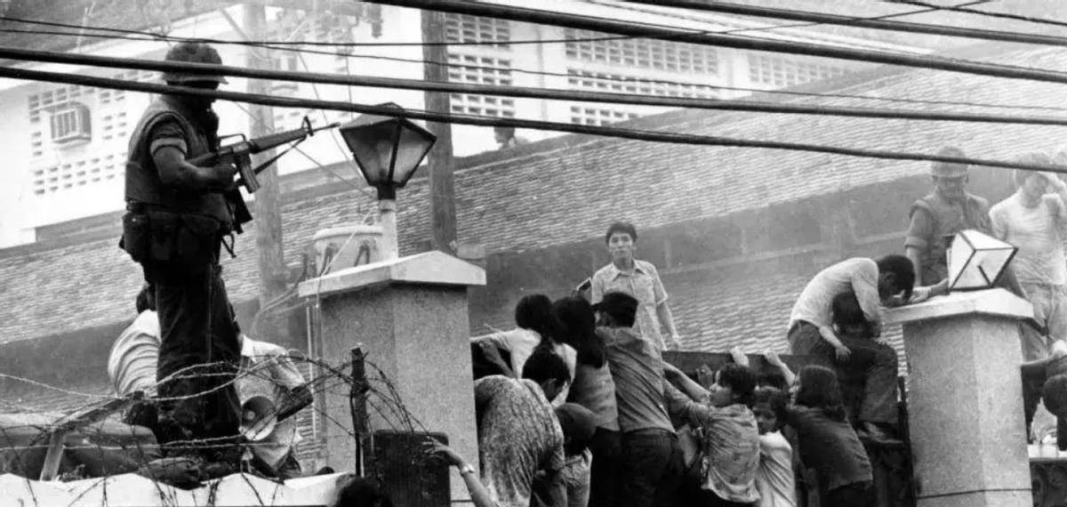 慌乱的难民们认为这是他们逃离西贡的最后时刻,遂纷纷涌向了美国大使