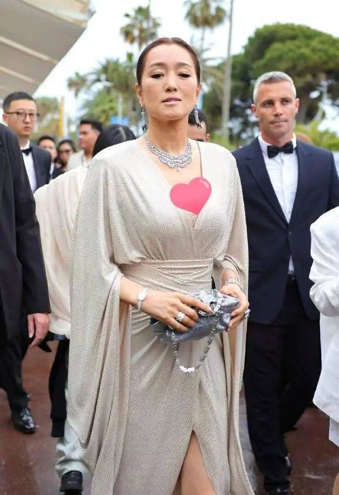 56岁巩俐戛纳红毯来啦!穿低胸钻石裙好惊艳,东方美就是如此迷人