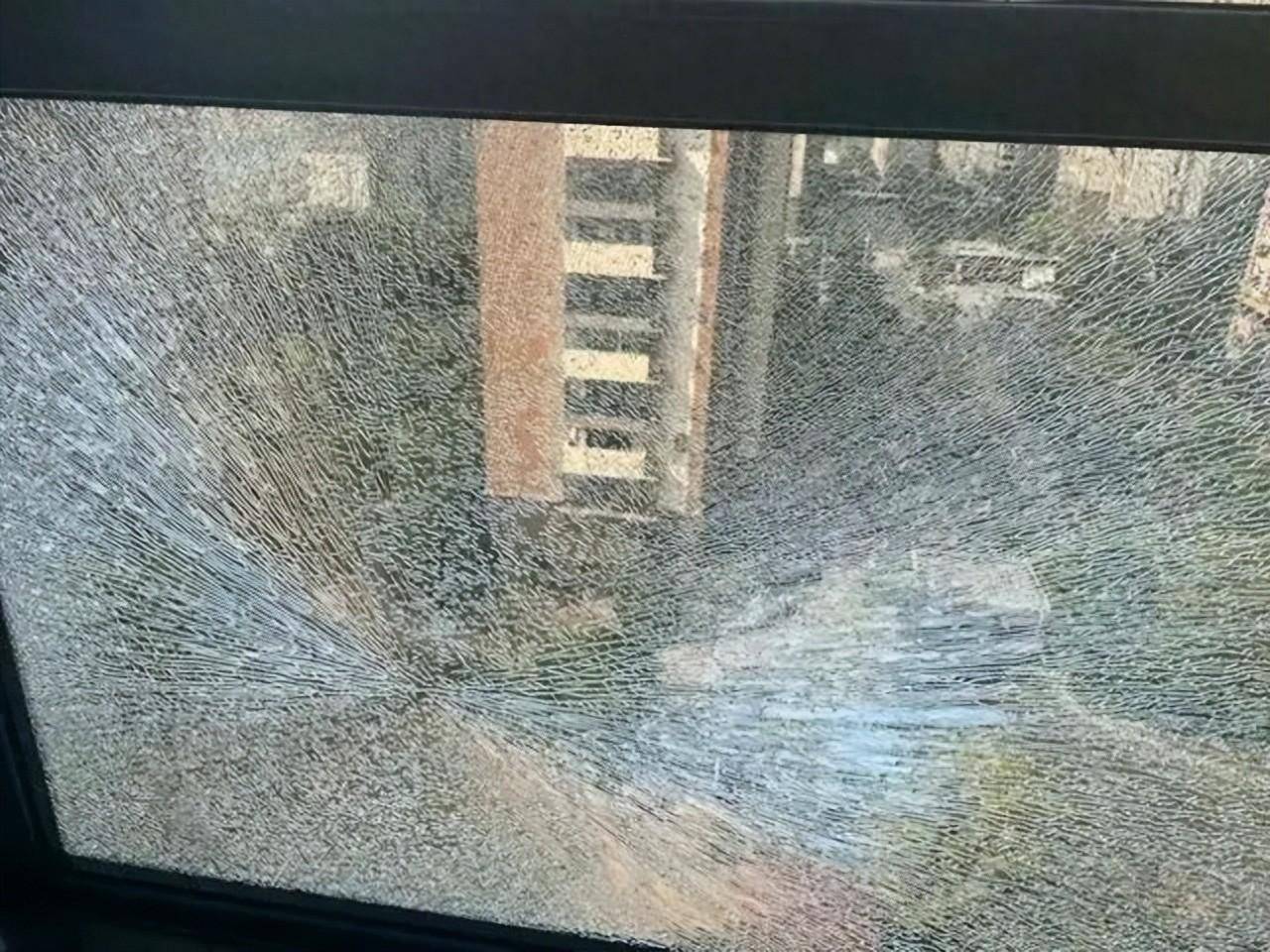 成都一新小区多户玻璃同时自爆,碎渣如雨下