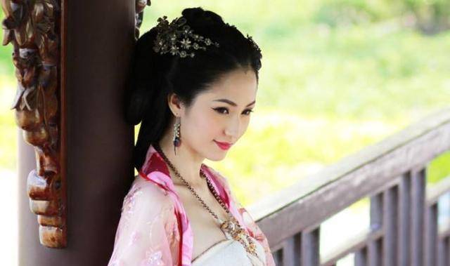 她美艳如妖,迷的皇帝忘却江山,死后遗体还被狱卒侵犯