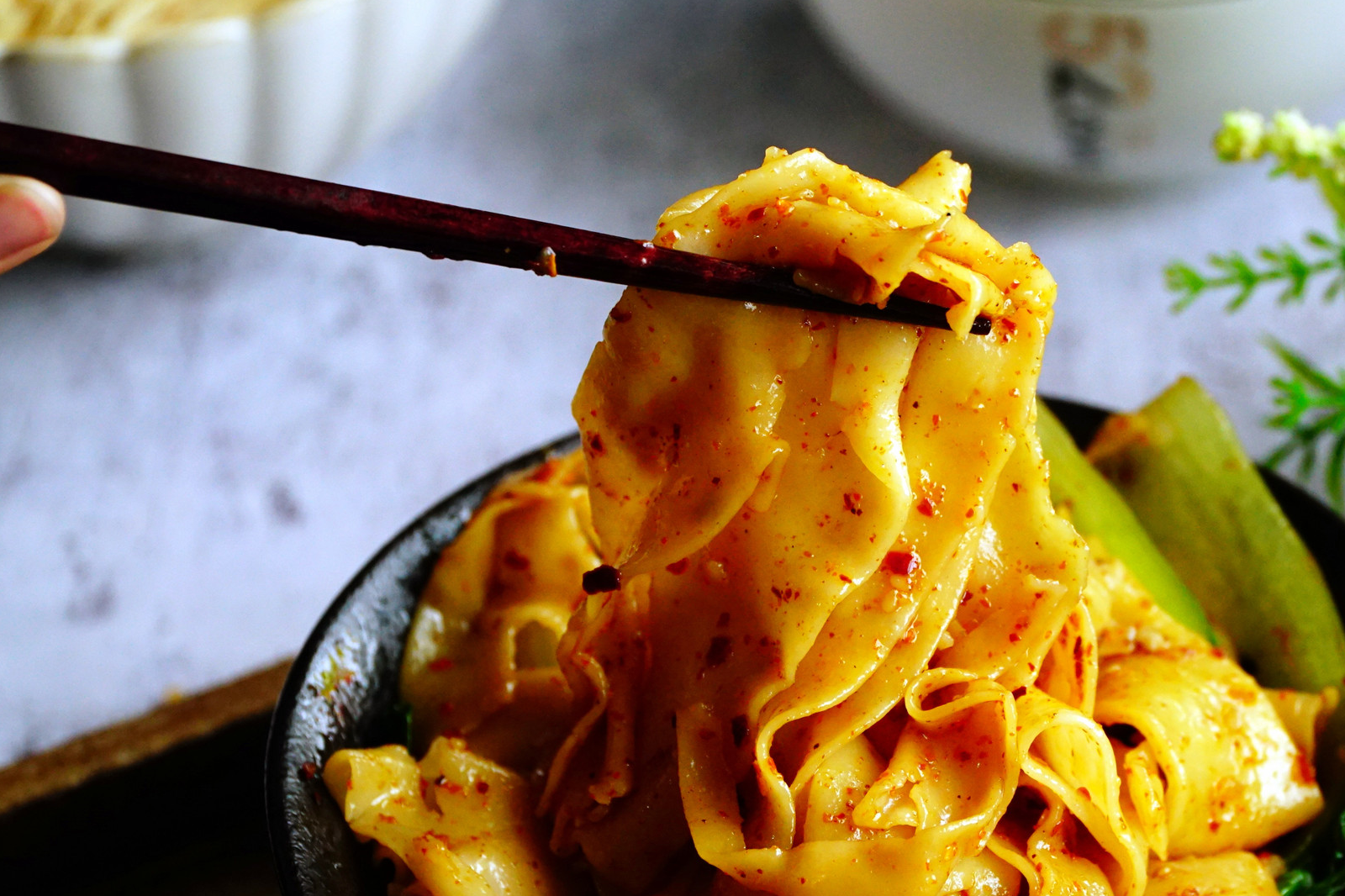 最让我嘴馋的一碗面,热油浇上辣子,陕西这碗面,碗小不够吃!