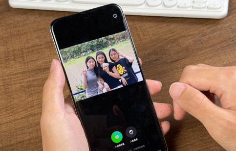 注入千禧风,reno12复古又科幻!ai加持带来闭眼修复与路人消除