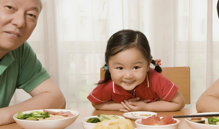 如果孩子年龄还小，这三种食物少给他吃，容易积食，影响身高_小雨_宝宝_肠胃。