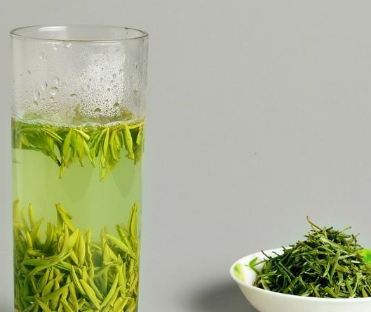 1,嫩度极好:对于比较嫩的茶,水温的要求越低,越严格,需要先倒水,等到