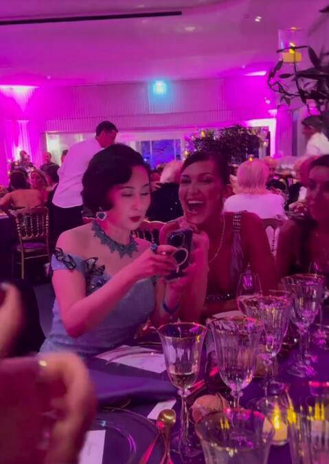 何超琼61岁出席萧邦晚宴 穿皮草戴千万珠宝轻松面对真实年龄