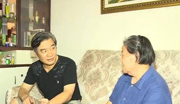 20岁男子替战友孝敬父母,9年后娶他妹妹为妻,如今已有一个儿子