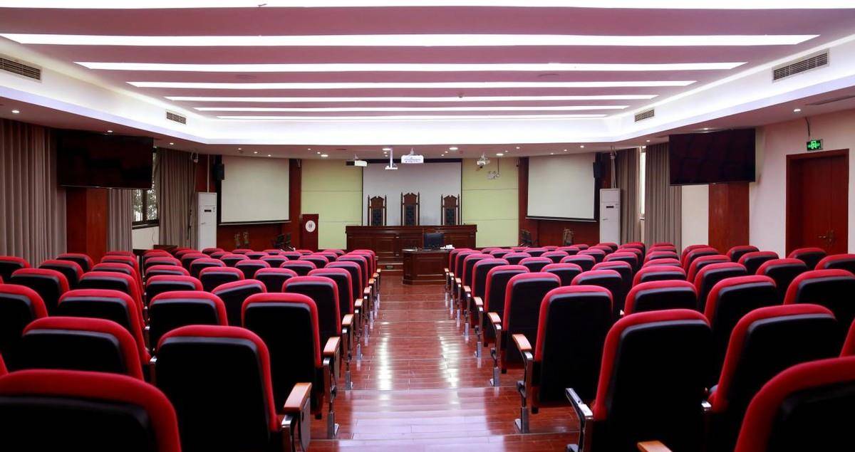 2004年底,无力负担医院费用的杨永,不得不再次将女孩家属与肇事者这