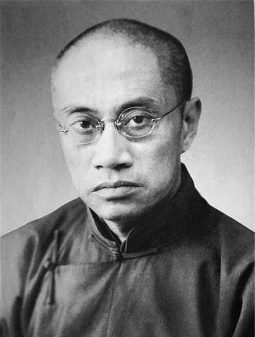 经典,因文字功底深厚,在1911年的时候就成为了《民国报》的编辑和记者