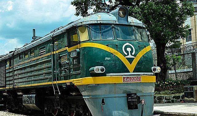 70年代的老东风,几十年前风靡全国各城市,现仍在工作线发挥余热