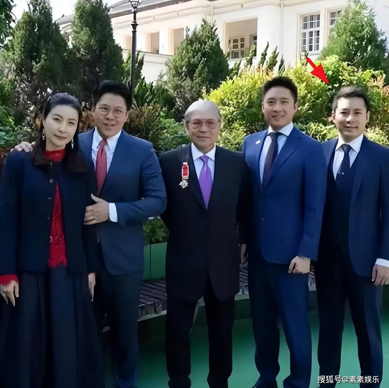 霍启仁是霍启刚和霍启山的弟弟,是霍震霆的三儿子,看来霍家有好事发生