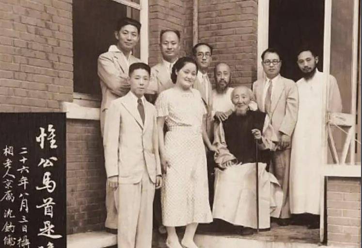 许是深知大限已至,马相伯叫来最疼爱的孙女马玉章,哽咽着问马玉章:"