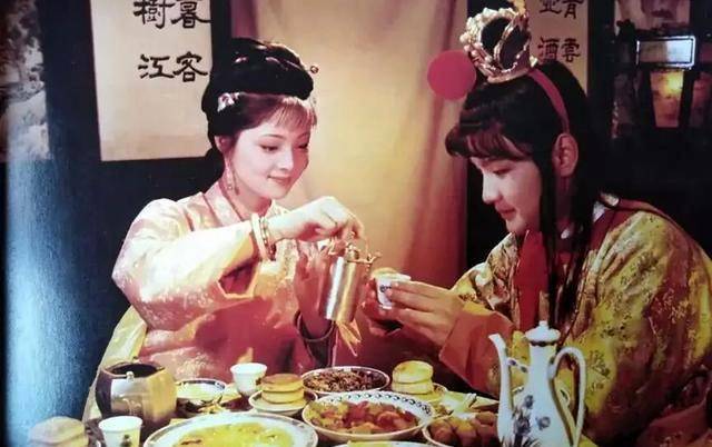 宝玉喝酒,凤姐说的一句话,看似玩笑话,影响却很大_贾母处_王熙凤_冷酒