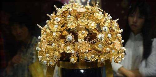 是孝靖皇后的凤冠,而六龙三凤冠和九龙九凤冠则是孝端皇后的凤冠