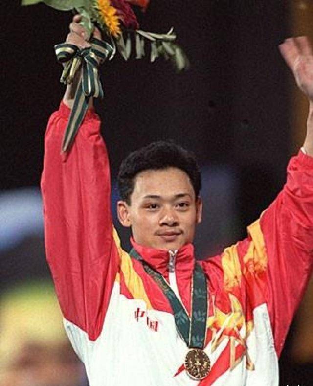 中国举重功臣占旭刚:31岁退役迎娶空姐初恋,现47岁官至副厅级