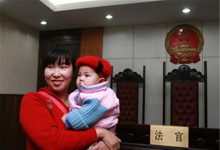 艾冬梅和她的队友基本上没有自由,一回到宿舍就会被王德显锁在屋子里