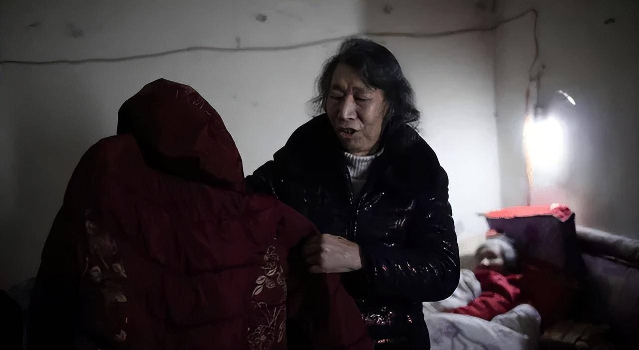 为搏母亲一笑,61岁大叔脱下男装换女装,街头卖艺感动众人_朱孟勋_尹佩