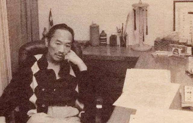 台湾古龙墓地:下葬时48瓶xo酒陪葬,墓碑上四个大字令人怅然若失