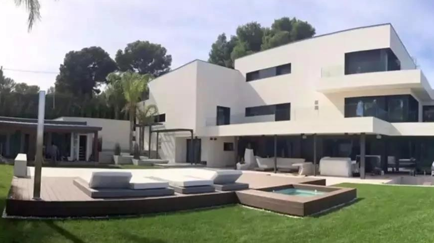 个球星的豪宅大家就知道了其中,今年最惹眼的19岁小将姆巴佩身价高达