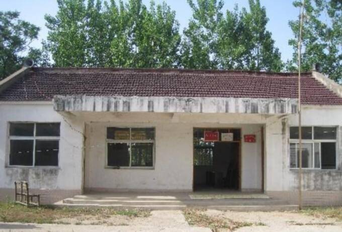 2002年安徽夫妇来城市打拼,一家5口蜗居公厕,两女儿住