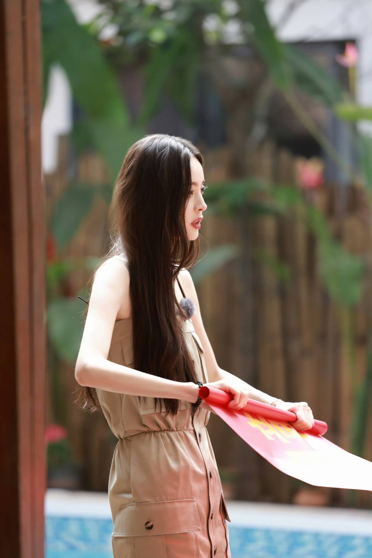 娜扎度假穿这样！直接硬控路人眼球十秒-娜扎生活穿搭