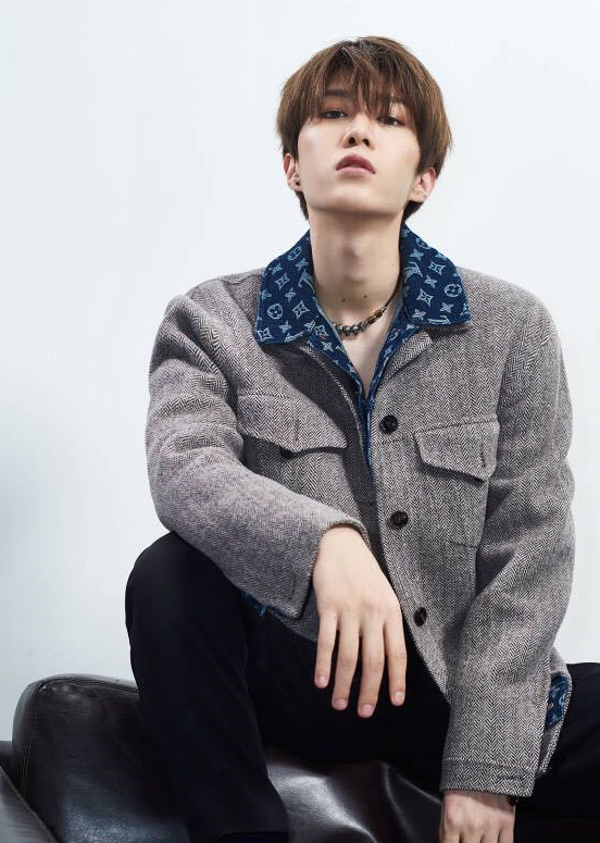 百分九最新封面少两人,林彦俊占据c位,朱正廷像王子,丞丞高冷