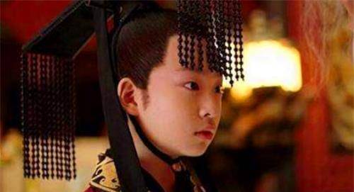 三个儿子还尚且年幼,全皇后所生的赵14才只有3岁,登基为帝为宋恭帝