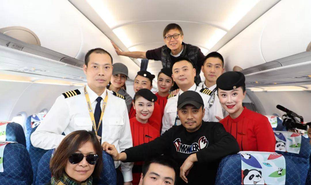 2019年9月30日,以四川8633机组事迹为背景的传记灾难电影《中国机长》