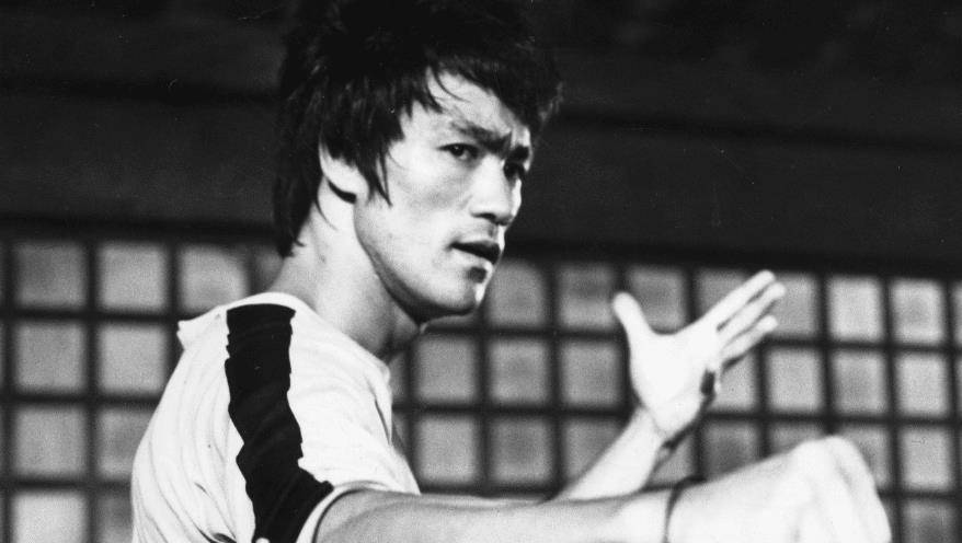 她曾是李小龙的挚爱,后成为向华强的心头肉,离婚后还养了她40年!