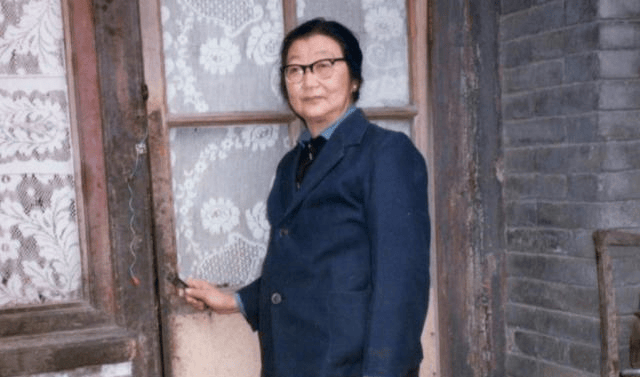 90岁奶奶终身未嫁,死后留下1件遗物,却让在场的亲人万分尴尬!