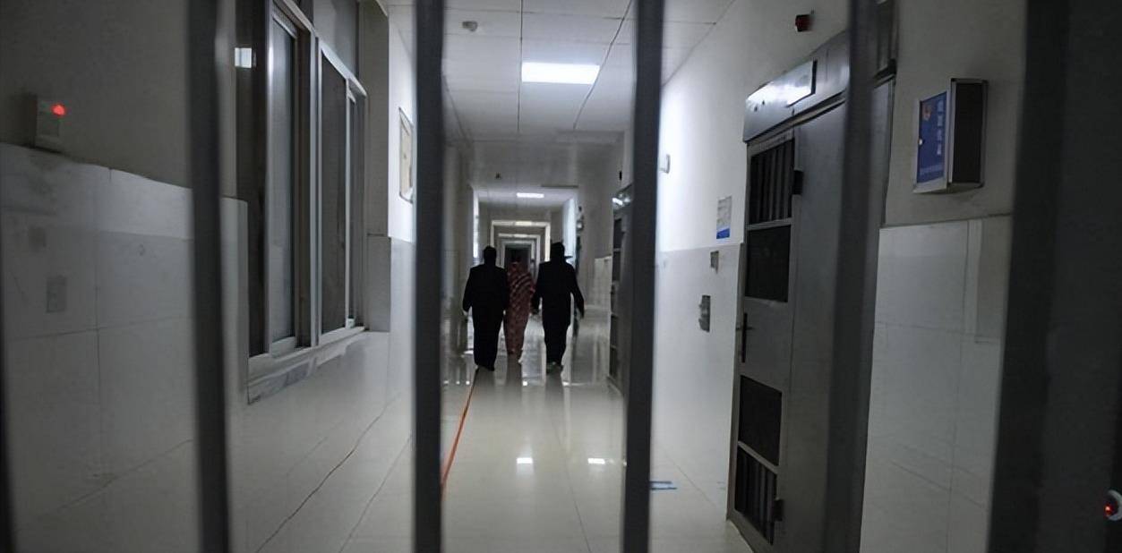 而何小历却在这时用钥匙打开了门,看到孟超后,他双眉一横,冷冷地冲