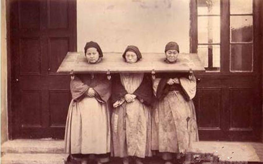 清末刑罚老照片:半空蹲马步,图4被强迫跪在铁链上,图5女犯人痛苦万分!