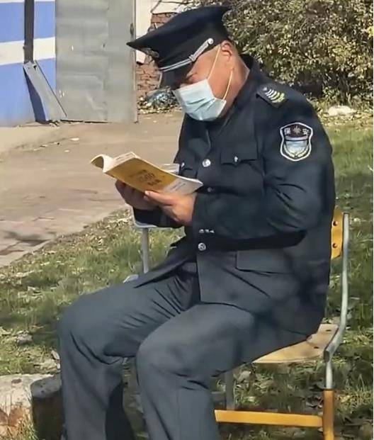 高校保安大叔在校门口背单词,学生看见直呼:这也太"卷"了_大学_北大