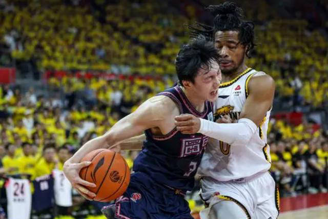 上海男篮引入新生力量,备战新赛季,刘鹏面临挑战