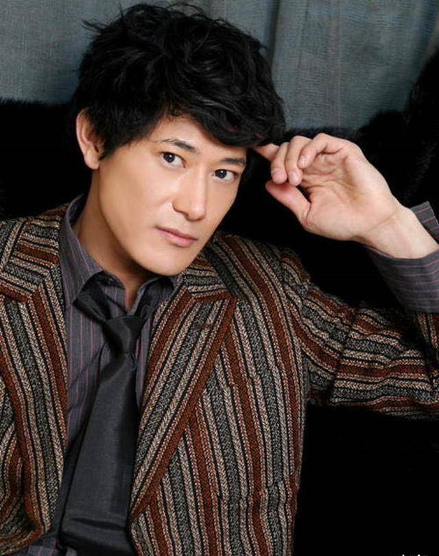 由于汪涵,欧弟等人语速太快,他常常没反应过来,睁大眼睛,一副呆头呆脑