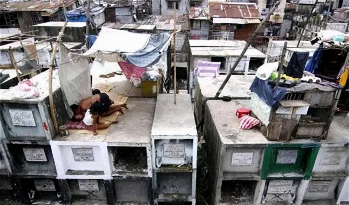 菲律宾著名的"活死人区":他们在棺材上睡觉