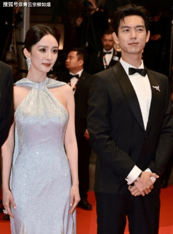 李现与杨幂合体现身法国!两人形影不离cp感强,年龄也仅相差5岁