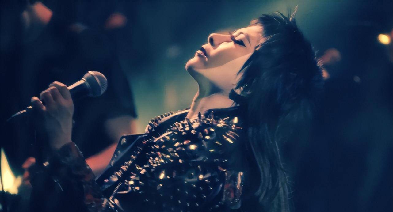 当她遇到角色暴露的镜头太多时,她会直接在臀部纹身,宣誓她的决心:"看