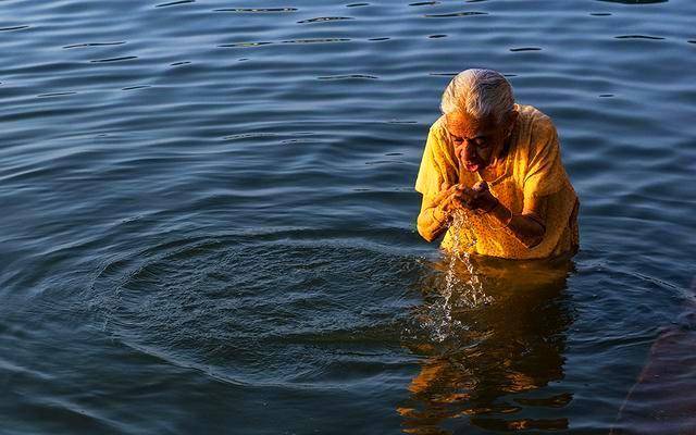 世界环保组织,为了搞清楚这恒河水大究竟有多脏,取了一杯样本,这一查