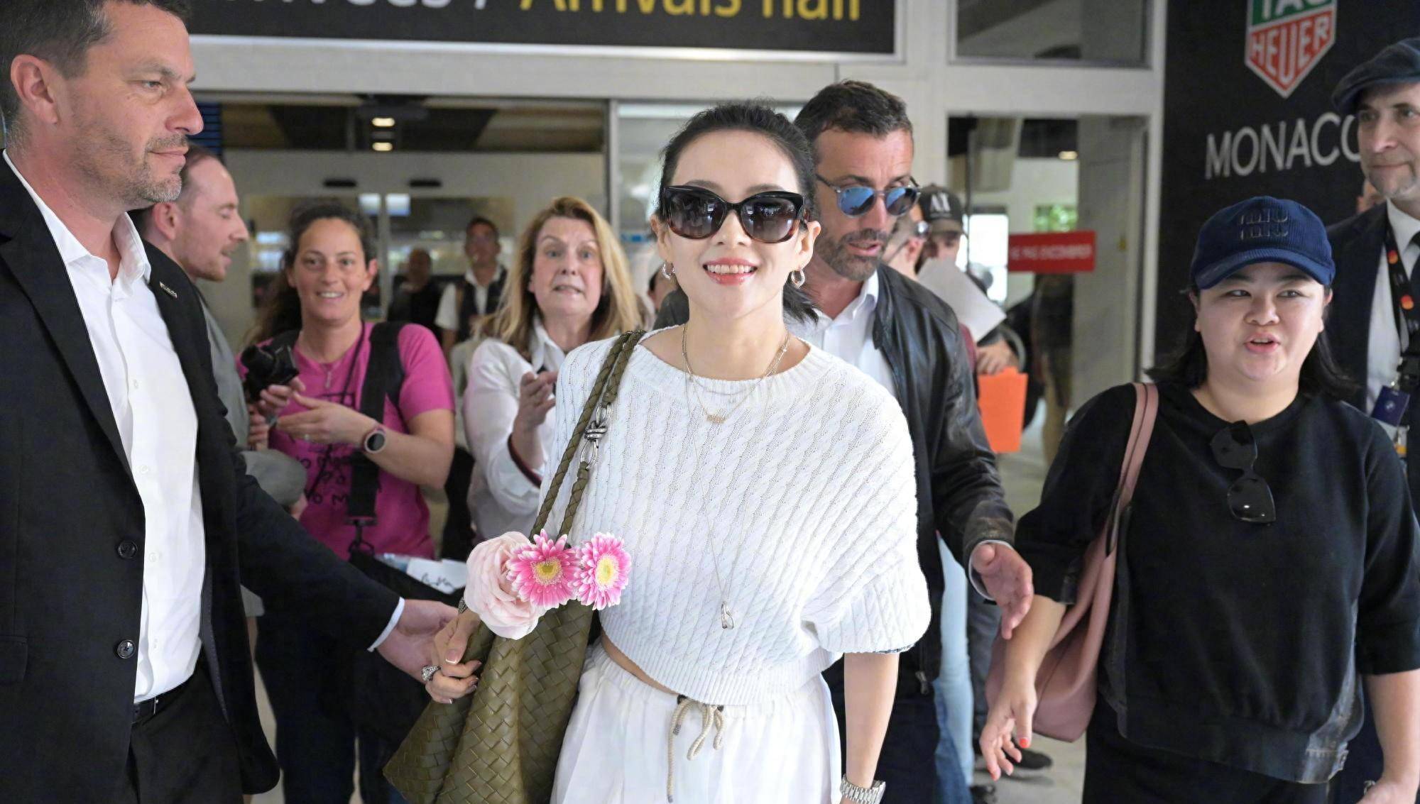 章子怡抵达戛纳,状态非常不错,清爽靓丽,现场不少外国粉丝接机