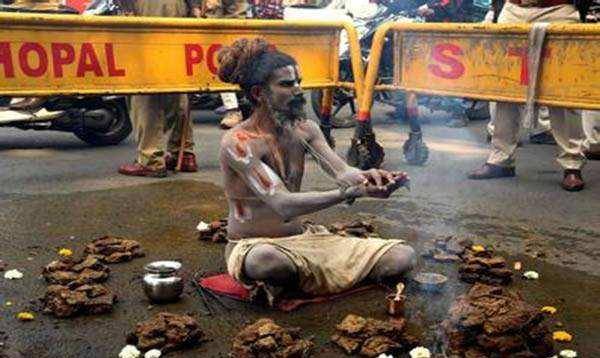 这位印度苦行僧自称78年不吃不喝不拉屎,军方:把他关监狱试试