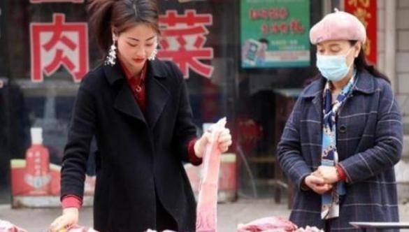 岳小美每天早上四点得去屠宰场杀猪,搬肉.