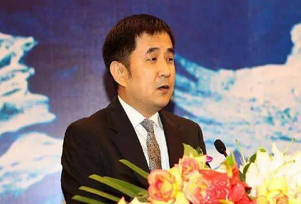 他负债800亿逃去国外,带走明星女友和61亿,其父葬礼也不回来!