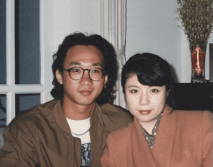 黄家驹墓碑遭涂污!他去世31年,女友是周信芳的外孙女,至今未婚